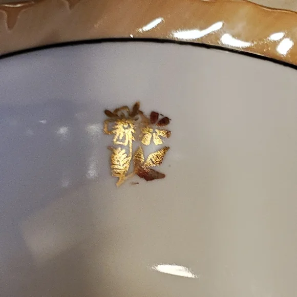 Vintage serving bowl with flowers, gold trim and holographic glaze trim - Picture 4 of 7